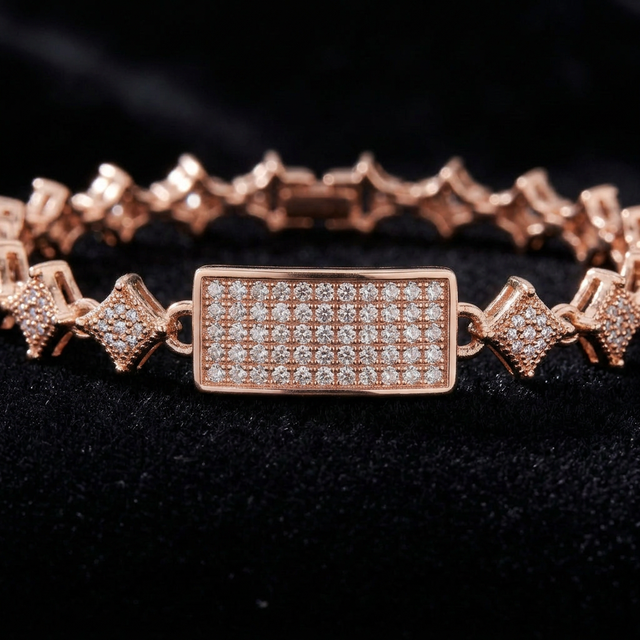 Close do fecho pavê da Pulseira AstroLux ouro rosé - fiel à peça real