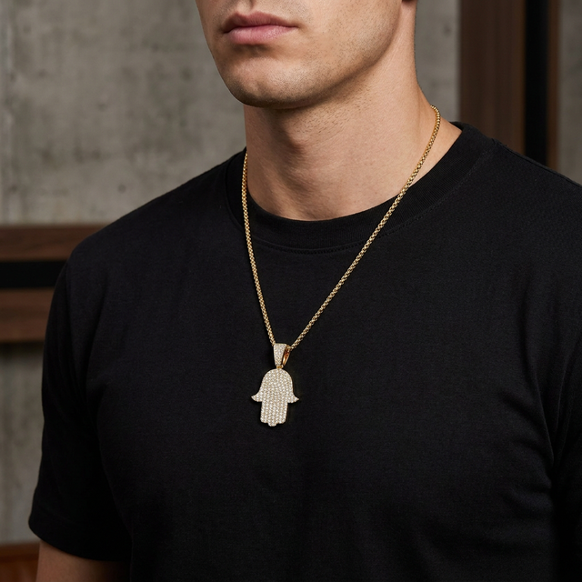Colar Masculino Mão Hamsá em uso masculino