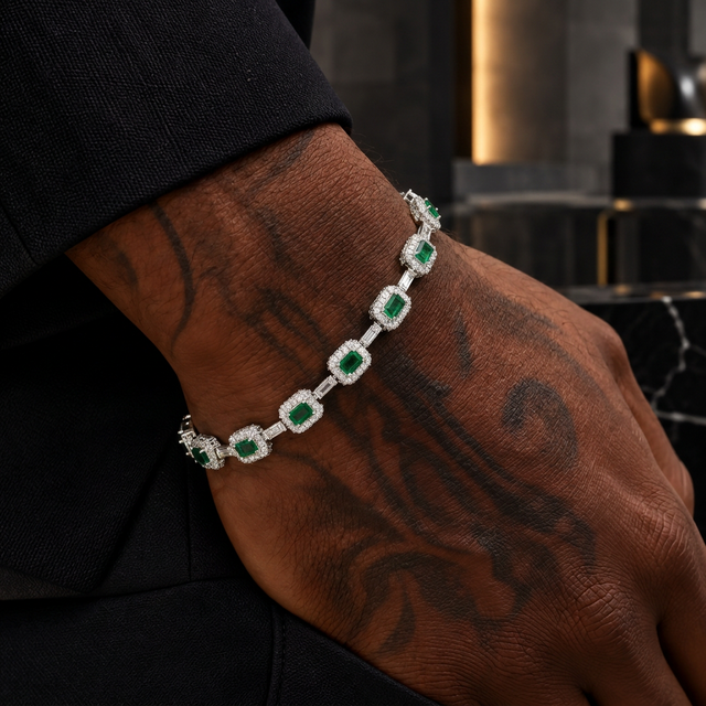 Pulseira Verde Imperial prateada em uso - close