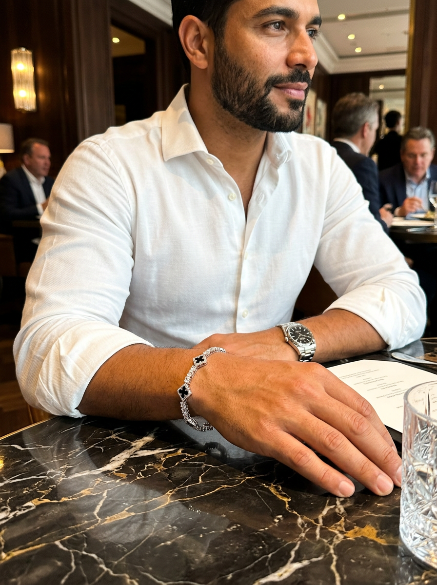 Pulseira Tennis Trevo prata em uso masculino social - fiel à peça real