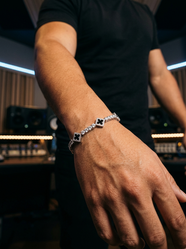Pulseira Tennis Trevo prata em uso masculino no estúdio - fiel à peça real com trevos repetidos