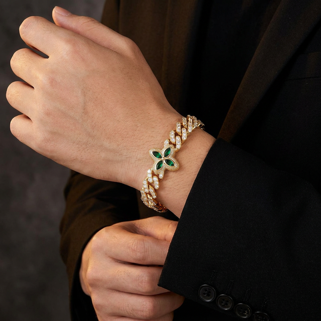 Pulseira Cravejada Cubana Floral Valenne em visual street luxury
