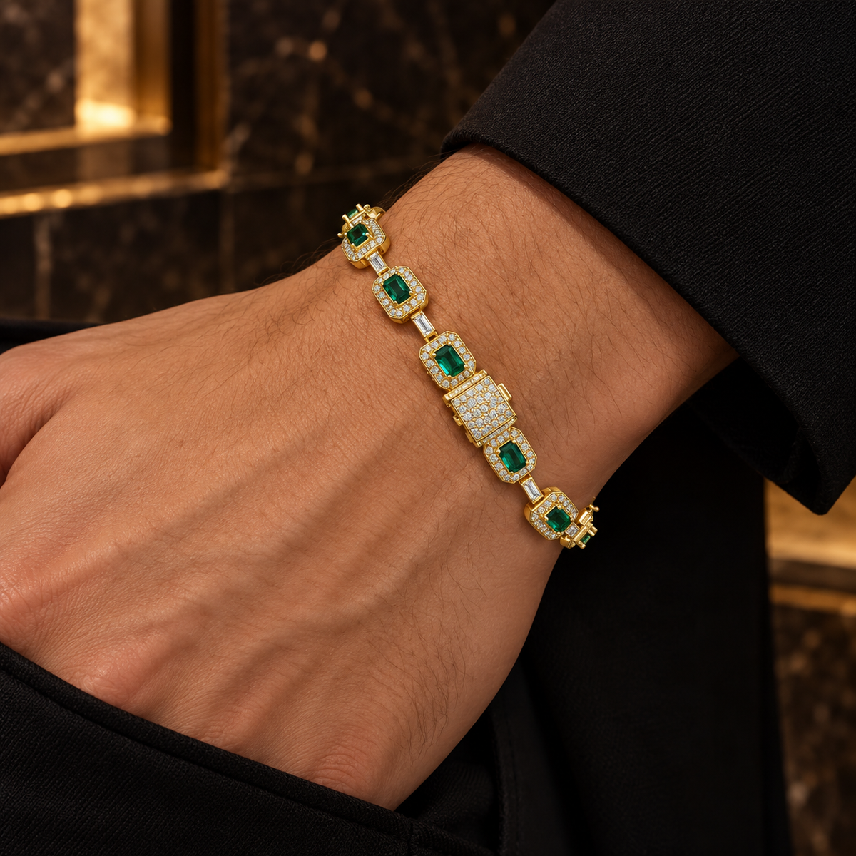 Pulseira Verde Imperial dourada no pulso; imagem editorial ilustrativa
