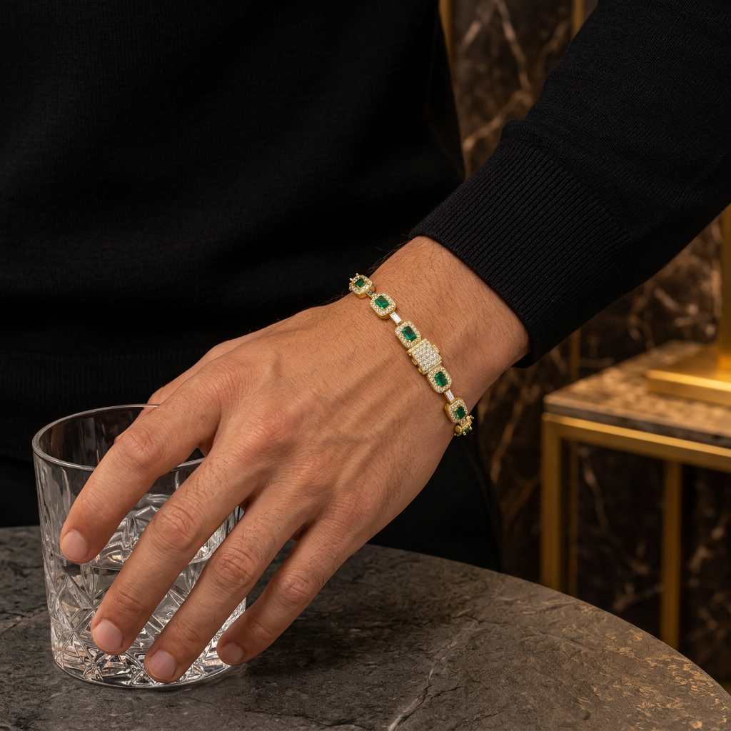 Detalhe da Pulseira Masculina Verde Imperial dourada no pulso
