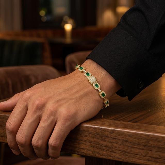 Pulseira Masculina Verde Imperial dourada em uso em ambiente sofisticado