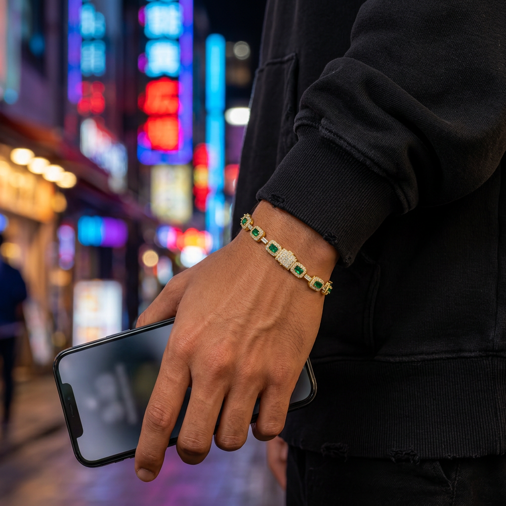 Pulseira Verde Imperial dourada em uso masculino