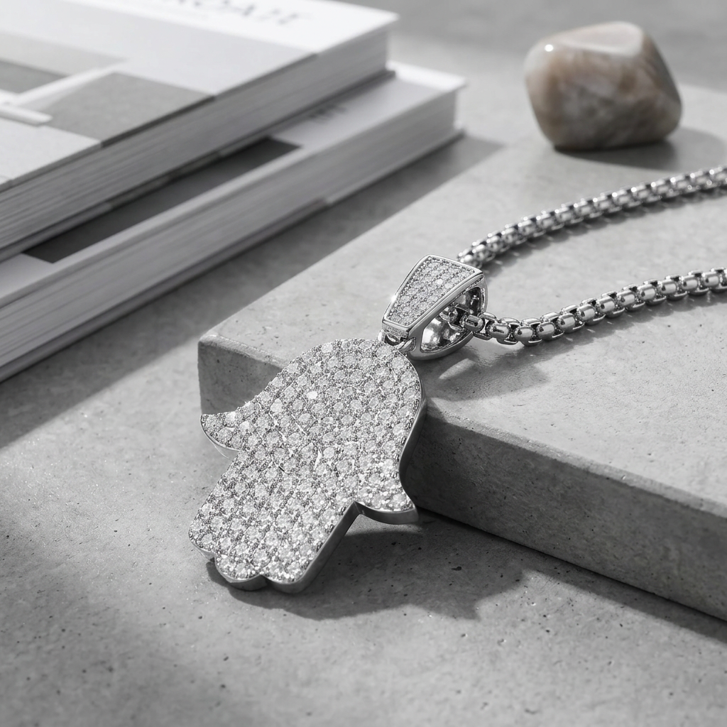 Colar Masculino Mão Hamsá Cravejado Moissanite | Lumina - Cromado