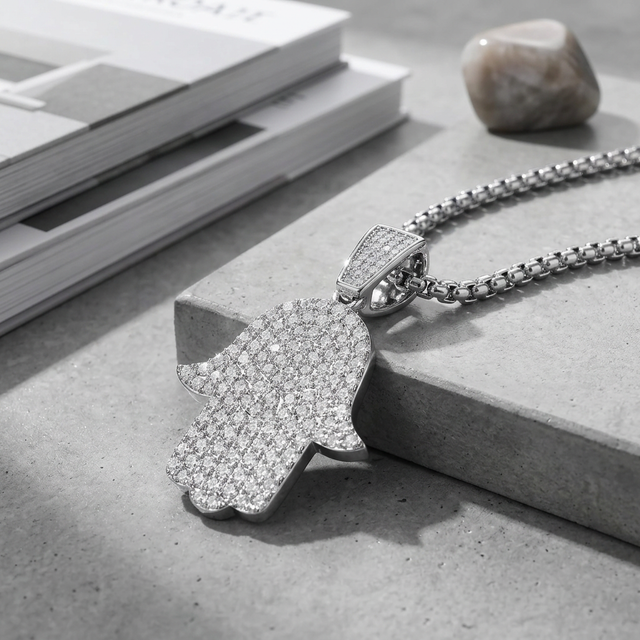 Colar Masculino Mão Hamsá Cravejado Moissanite | Lumina - Cromado
