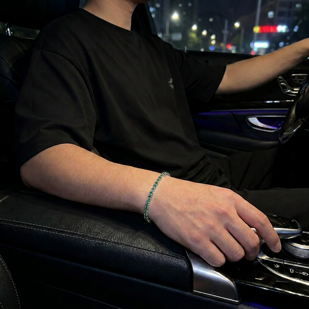 Pulseira Viridian fina em uso no carro
