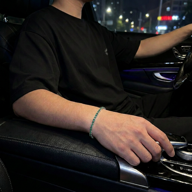 Pulseira Viridian fina em uso no carro