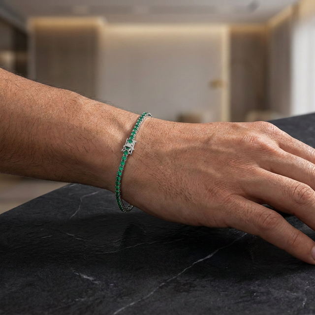 Pulseira Viridian fina em close no pulso